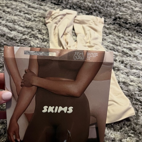 Skims SCULPTING SHORT ABOVE THE KNEE Shapewear - Picture 8 of 8